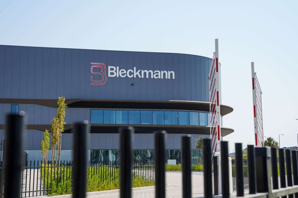 Project Bleckmann Almelo: Grootste circulaire distributiecentrum van Nederland | Voorzien van hekwerk, schuifpoorten en draaipoorten door B&G Hekwerk