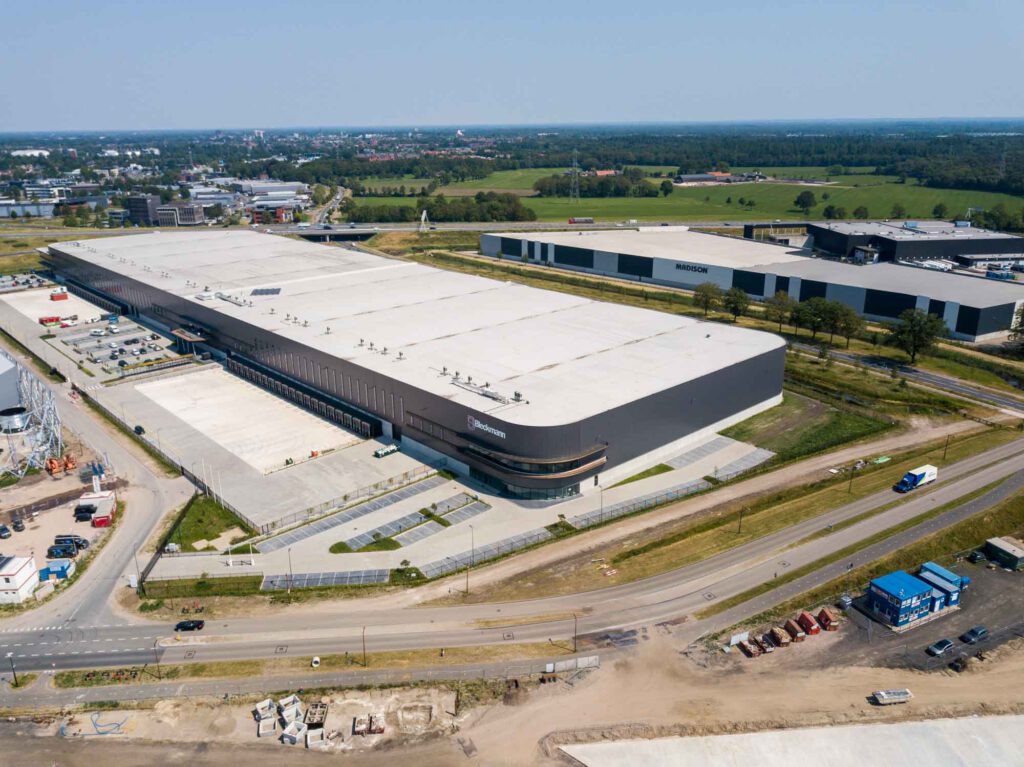 Project Bleckmann Almelo: Grootste circulaire distributiecentrum van Nederland | Voorzien van hekwerk, schuifpoorten en draaipoorten door B&G Hekwerk