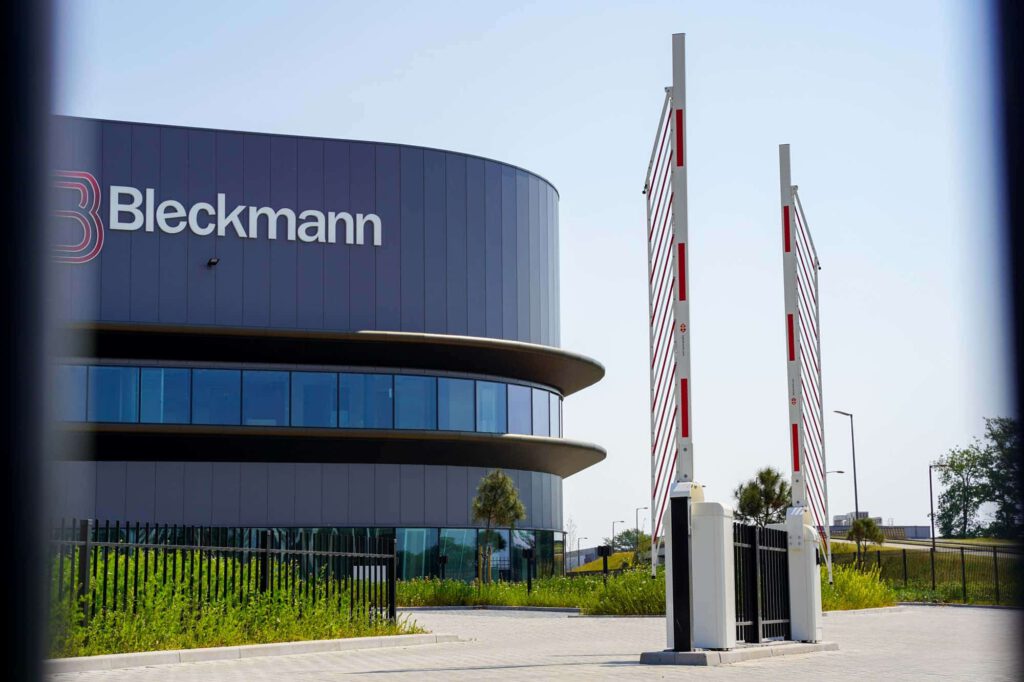 Project Bleckmann Almelo: Grootste circulaire distributiecentrum van Nederland | Voorzien van hekwerk, schuifpoorten en draaipoorten door B&G Hekwerk