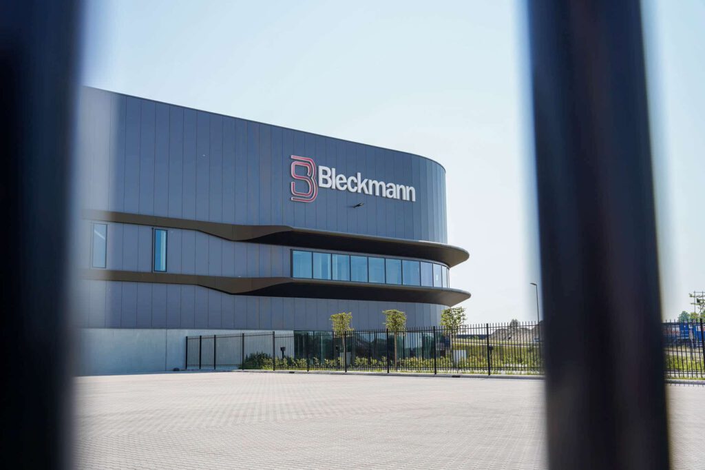 Project Bleckmann Almelo: Grootste circulaire distributiecentrum van Nederland | Voorzien van hekwerk, schuifpoorten en draaipoorten door B&G Hekwerk