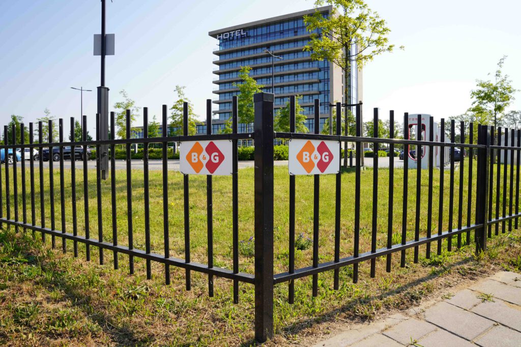 Project: Het meest duurzame Van der Valk Hotel in Deventer door B&G voorzien van hekwerk en poorten
