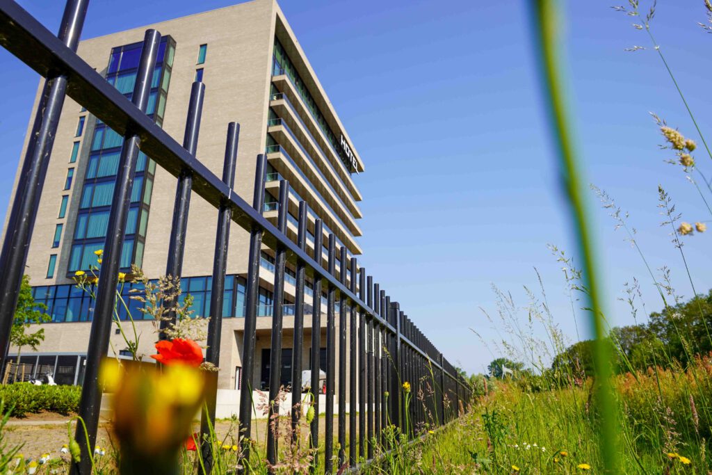 Project: Het meest duurzame Van der Valk Hotel in Deventer door B&G voorzien van hekwerk en poorten